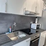 For Up To 6 Person With 4k Tv And Kitchen Appartement *
